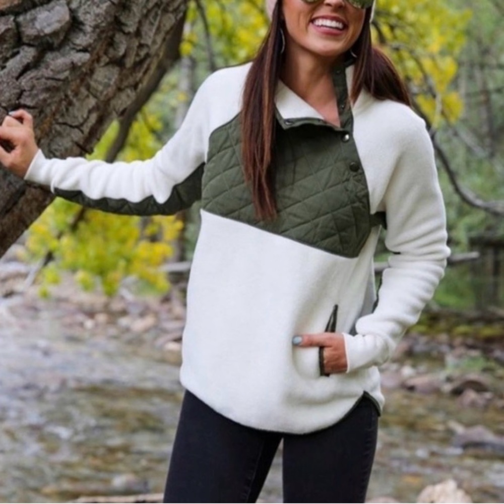 Like New!Abercrombie & Fitch White and Green Pullover Snap Fleece